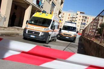 Suocera e nuora sorprese a rubare, l'anziana si lancia dal balcone Suocera e nuora sorprese a rubare, l'anziana si lancia dal balcone