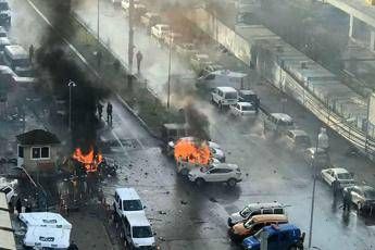 Turchia, autobombe e sparatoria al tribunale di Smirne: 4 morti /Video - Foto Turchia, autobombe e sparatoria al tribunale di Smirne: 4 morti /Video - Foto