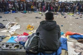 Migranti, cancelliere austriaco annuncia: Sospendiamo Schengen Migranti, cancelliere austriaco annuncia: Sospendiamo Schengen