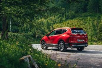 CR-V Honda, arriva la versione ibrida, più green ed efficiente CR-V Honda, arriva la versione ibrida, più green ed efficiente