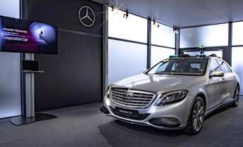 Cooperative cars, così le Mercedes imparano a 'dialogare' con i pedoni Cooperative cars, così le Mercedes imparano a 'dialogare' con i pedoni