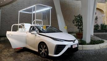 Da Toyota una Papamobile a idrogeno per Papa Francesco Da Toyota una Papamobile a idrogeno per Papa Francesco