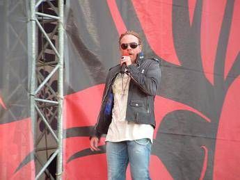 Axl Rose, frattura al piede durante lo storico concerto dei Guns N' Roses a Los Angeles Axl Rose, frattura al piede durante lo storico concerto dei Guns N' Roses a Los Angeles