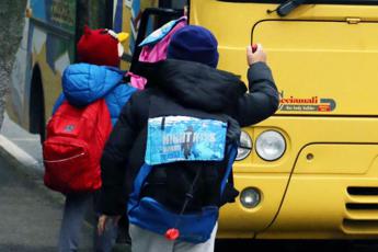 Bologna, scuolabus si ribalta: 6 bimbi al pronto soccorso