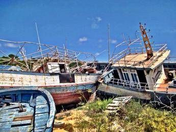Lampedusa, una cinquantina di barconi in attesa di essere distrutti. Il sindaco: Diventino monumento ai migranti Lampedusa, una cinquantina di barconi in attesa di essere distrutti. Il sindaco: Diventino monumento ai migranti