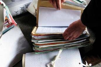 Prese monopattino da rifiuti e fu licenziata, giudice: Va reintegrata Prese monopattino da rifiuti e fu licenziata, giudice: Va reintegrata