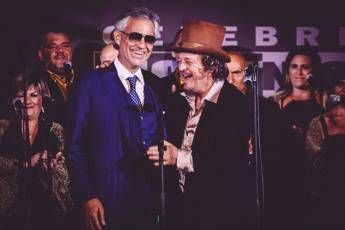 Duetto a sorpresa di Bocelli e Zucchero alla 'Celebrity Fight Night' Duetto a sorpresa di Bocelli e Zucchero alla 'Celebrity Fight Night'