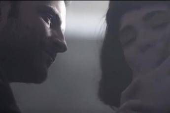 Alessandro Borghi e Matilda De Angelis nel nuovo video dei Negramaro /Guarda Alessandro Borghi e Matilda De Angelis nel nuovo video dei Negramaro /Guarda