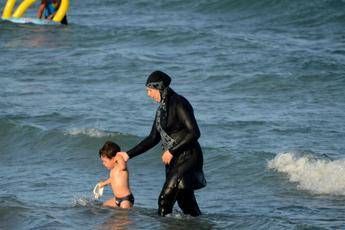 Valls: Burkini incompatibile con i valori della Francia Valls: Burkini incompatibile con i valori della Francia