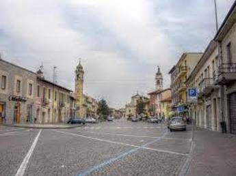Tensione a Castano dopo il no al raduno di CasaPound, presidiata la struttura Tensione a Castano dopo il no al raduno di CasaPound, presidiata la struttura