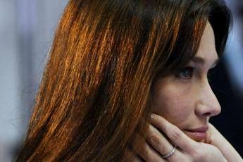 Coronavirus, Carla Bruni finge crisi respiratoria Coronavirus, Carla Bruni finge crisi respiratoria