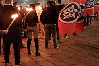 Se commemorativo saluto romano non è reato. Assolti due militanti Casapound Se commemorativo saluto romano non è reato. Assolti due militanti Casapound