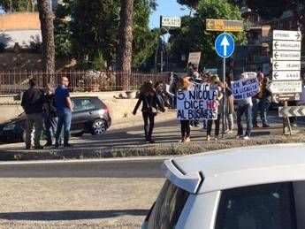 Profughi a Roma nord, bloccate Cassia e Braccianese contro centro accoglienza Profughi a Roma nord, bloccate Cassia e Braccianese contro centro accoglienza