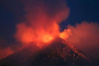 Pioggia di cenere e fontane di lava, l'Etna dà spettacolo Pioggia di cenere e fontane di lava, l'Etna dà spettacolo