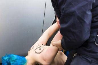 Attiviste Femen a seno nudo contro Trump Attiviste Femen a seno nudo contro Trump