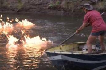 Dà fuoco al fiume, parlamentare australiano denuncia così l'inquinamento /Video Dà fuoco al fiume, parlamentare australiano denuncia così l'inquinamento /Video