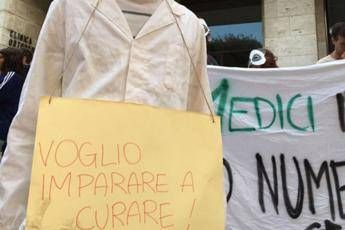 Abolito numero chiuso a Medicina. Anzi no Abolito numero chiuso a Medicina. Anzi no