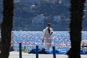 Terrore a Nizza: tir su folla, 84 morti /Foto 1 - 2 Terrore a Nizza: tir su folla, 84 morti /Foto 1 - 2