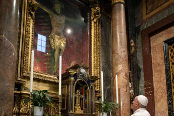 Papa Francesco: Medici e infermieri sono i crocifissi di oggi