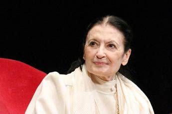 25 aprile, Carla Fracci: Ben vengano canti alla finestra, non ridurre Bella ciao a canzonetta