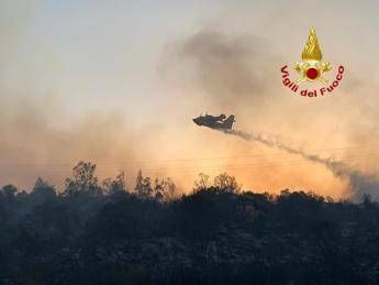 Roghi nel nuorese, canadair al lavoro Roghi nel nuorese, canadair al lavoro
