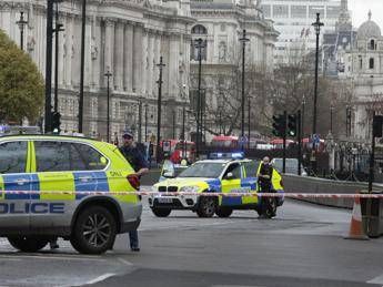 Londra, attacco al Parlamento: 3 morti. Ucciso attentatore Londra, attacco al Parlamento: 3 morti. Ucciso attentatore