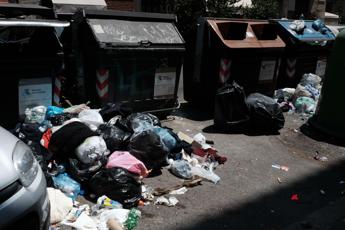 Roma, cittadini bocciano servizi pubblici: maglia nera a trasporti e rifiuti