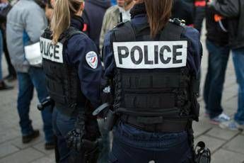Parigi caccia a uomo armato in centro commerciale