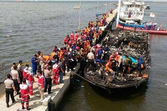 Indonesia, traghetto in fiamme a Giakarta: almeno 23 morti Indonesia, traghetto in fiamme a Giakarta: almeno 23 morti