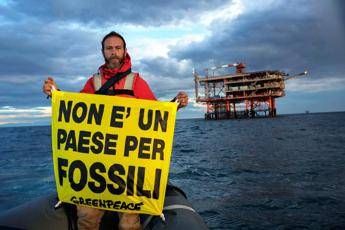 La Rainbow Warrior salpa contro le 'trivelle facili' La Rainbow Warrior salpa contro le 'trivelle facili'