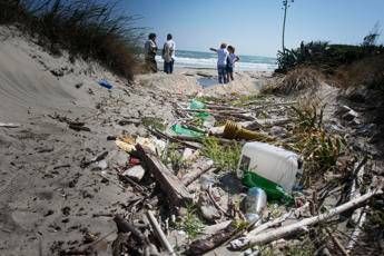Una spiaggia di rifiuti, 714 ogni 100 metri e il 76% di plastica Una spiaggia di rifiuti, 714 ogni 100 metri e il 76% di plastica