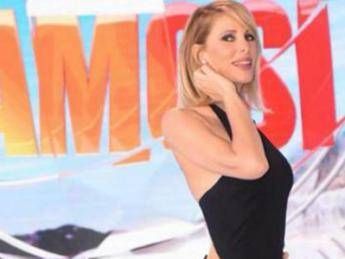 Sogni l'abito della Marcuzzi? Un'app ti permette di comprarlo a poco prezzo Sogni l'abito della Marcuzzi? Un'app ti permette di comprarlo a poco prezzo