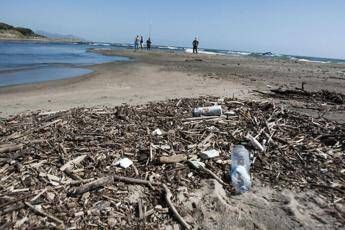 Un mare di rifiuti, 700 ogni kmq e il 70% si nasconde nei fondali Un mare di rifiuti, 700 ogni kmq e il 70% si nasconde nei fondali