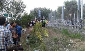 Volontari Intersos al confine tra Serbia e Ungheria: situazione critica Volontari Intersos al confine tra Serbia e Ungheria: situazione critica