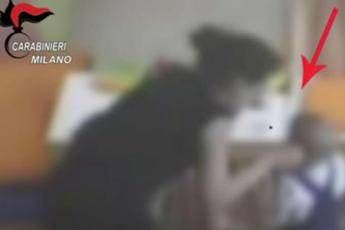 Bimbi legati, presi a morsi e chiusi al buio: 2 arresti in un asilo nido di Milano /Video Bimbi legati, presi a morsi e chiusi al buio: 2 arresti in un asilo nido di Milano /Video
