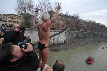 Capodanno, Mister ok pronto al 29esimo tuffo nel Tevere Capodanno, Mister ok pronto al 29esimo tuffo nel Tevere