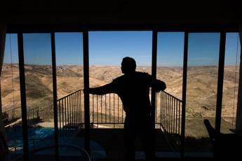 Camera con vista sugli insediamenti in Cisgiordania. Polemica su Airbnb Camera con vista sugli insediamenti in Cisgiordania. Polemica su Airbnb