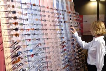 Coronavirus, oculisti: Studio conferma rischi, occhiali obbligatori