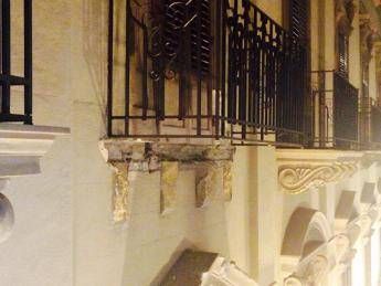 Palermo, crolla balcone palazzo giudice di pace: nessun ferito Palermo, crolla balcone palazzo giudice di pace: nessun ferito