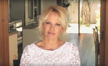 Pamela Anderson contro il salmone di allevamento: Non lo mangiate /Video Pamela Anderson contro il salmone di allevamento: Non lo mangiate /Video