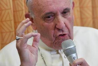 Papa Francesco: No all'ordinazione di preti-donne, la Chiesa è donna e sposa di Gesù Papa Francesco: No all'ordinazione di preti-donne, la Chiesa è donna e sposa di Gesù
