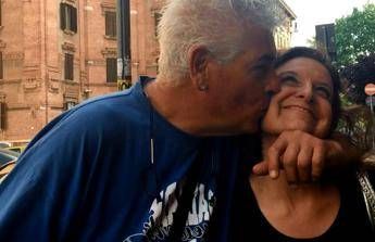 Regala compagnia teatrale amatoriale alla moglie, stasera il debutto da professionisti /Video Regala compagnia teatrale amatoriale alla moglie, stasera il debutto da professionisti /Video