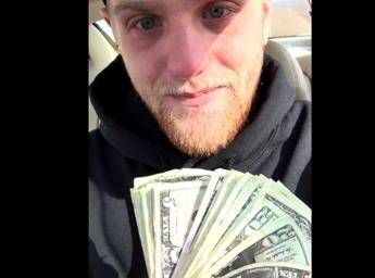 Consegna le pizze, gli lasciano una mancia da 700 dollari: scoppia in lacrime /Video Consegna le pizze, gli lasciano una mancia da 700 dollari: scoppia in lacrime /Video