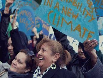 Migliaia di persone a Roma per chiedere azioni urgenti contro i cambiamenti climatici Migliaia di persone a Roma per chiedere azioni urgenti contro i cambiamenti climatici