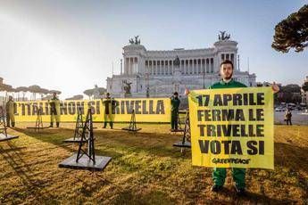 Greenpeace davanti all'Altare della Patria: L'Italia non si trivella /Foto Greenpeace davanti all'Altare della Patria: L'Italia non si trivella /Foto