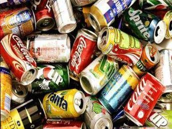 Non solo lattine, ecco le 5 regole d'oro per differenziare l'alluminio Non solo lattine, ecco le 5 regole d'oro per differenziare l'alluminio