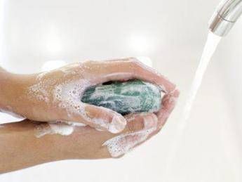 Sapone liquido batte mousse nell'eliminare i germi Sapone liquido batte mousse nell'eliminare i germi