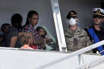 Immigrati, Garante Infanzia: “Stampa oscuri volti minori che sbarcano” Immigrati, Garante Infanzia: “Stampa oscuri volti minori che sbarcano”
