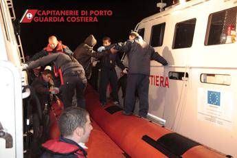 Naufragio a Lampedusa, 13 morti. Bimba di 8 mesi tra dispersi Naufragio a Lampedusa, 13 morti. Bimba di 8 mesi tra dispersi