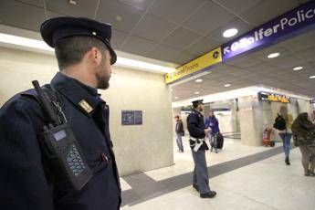 Si masturba sul treno davanti a ragazza